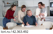 Family members giving advice to old man and discussing inheritance. Family members discussing inheritance. Стоковое видео, видеограф Яков Филимонов / Фотобанк Лори