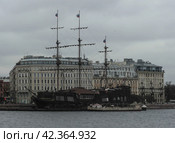 Ресторан Летучий голландец в стиле старинного парусного корабля на Мытнинской набережной в Санкт-Петербурге. Flying Dutchman restaurant aboard a ship in Mytninskaya embankment. Cloudy autumn view. (2018 год). Редакционное фото, фотограф Александр Кузнецов / Фотобанк Лори