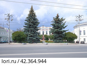Small park with Lenin statue and old building of central bank in Sobornaya square, the center of Vladimir. Sunny summer view. (2023 год). Редакционное фото, фотограф Александр Кузнецов / Фотобанк Лори