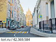 Здание Министерства Иностранных Дел (МИД). Ранняя весна. Кривоарбатский переулок. Москва. Россия (2024 год). Редакционное фото, фотограф E. O. / Фотобанк Лори