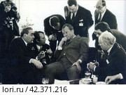 Генеральный секретарь ЦК КПСС Леонид Ильич Брежнев (1906-1982) и канцлер ФРГ Вилли Брандт (1913-1992) во время переговоров. Бонн, май 1973 года. Редакционное фото, фотограф Сергей Елизарьев / Фотобанк Лори