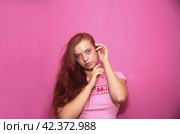 Красивая девушка на розовом фоне в студии. Стоковое фото, фотограф Земскова Елена / Фотобанк Лори