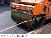 Vibrating asphalt roller smoothes the asphalt layer. Стоковое фото, фотограф Андрей Знаменский / Фотобанк Лори