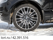 KRASNOYARSK, RUSSIA - March 15, 2024: Black Land Rover Range Rover. Редакционное фото, фотограф Плотников Дмитрий / Фотобанк Лори