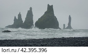 The cliffs and waves at the black sand beach, Reynisfjara in Vik, Iceland. Стоковое видео, видеограф Igor Tichonow / Фотобанк Лори