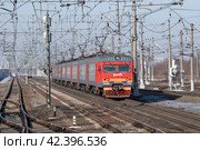 Пригородный электропоезд ЭТ2М-119 в движении солнечным мартовским днем. Октябрьская железная дорога (2024 год). Редакционное фото, фотограф Виктор Карасев / Фотобанк Лори