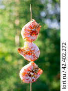 Fried langoustines on skewer. Стоковое фото, фотограф Александра Баранова / Фотобанк Лори