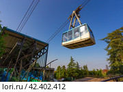 Tourists visiting Borgo Maggiore on cableway at San Marino (2014 год). Редакционное фото, фотограф Олег Жуков / Фотобанк Лори