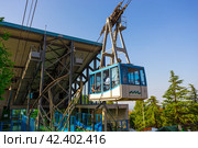 Tourists visiting Borgo Maggiore on cableway at San Marino (2014 год). Стоковое фото, фотограф Олег Жуков / Фотобанк Лори