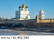Старинный Троицкий собор в Псковском кремле солнечным февральским днем (2015 год). Редакционное фото, фотограф Виктор Карасев / Фотобанк Лори