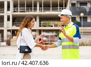Woman getting keys to new apartment from enginner. Стоковое фото, фотограф Яков Филимонов / Фотобанк Лори