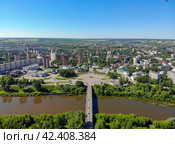 Вид с высоты на мост через Чепцу и площадь Свободы в Глазове. Аэросъемка (2021 год). Стоковое фото, фотограф Владислав Самошкин / Фотобанк Лори