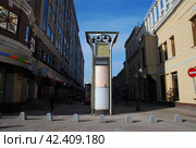 Столб с часами и колоколами. Улица Арбат. Город Москва (2012 год). Редакционное фото, фотограф lana1501 / Фотобанк Лори