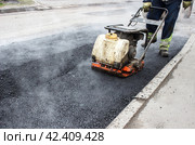 Asphalt rammer. laying the road surface. Стоковое фото, фотограф Радомир Тарасов / Фотобанк Лори