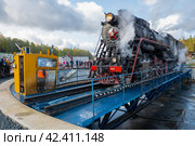 Старый советский паровоз Л-5248 (Лебедянка) разворачивается на поворотном круге  октябрьским днем. Рускеала (2023 год). Редакционное фото, фотограф Виктор Карасев / Фотобанк Лори