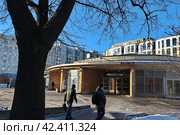 Павильон станции выполнен по проекту архитекторов А. С. Гецкина, В. П. Шуваловой.Сооружён по типовому проекту (аналогичен павильонам станций «Парк Победы», «Электросила») и представляет собой круглое в плане здание с куполом и застеклёнными входами, напоминающее киоск. (2024 год). Редакционное фото, агентство "SPb vedomosti" / Фотобанк Лори