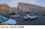 Вид из окна автобуса на здания и автомобили в Минске. Гиперлапс города. Автобус не едет в плотном потоке машин. Проезд по Минску. Беларусь 21 апреля 2023 года. Редакционное видео, видеограф Воловодов Владимир / Фотобанк Лори