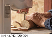 Man works with wood. Machine, log cutting. Стоковое фото, фотограф Валерий Леонидович / Фотобанк Лори