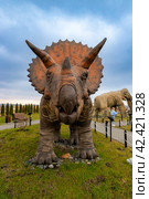 Трицератопс в Динопарке Янтарного (2024 год). Редакционное фото, фотограф Константин Чижов / Фотобанк Лори