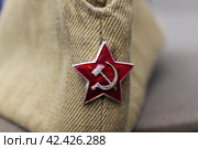 Красная звезда на пилотке. Стоковое фото, фотограф Ерохин Дмитрий Викторович / Фотобанк Лори