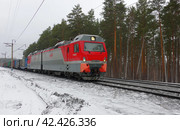 Электровоз 2ЭС10-032 "Гранит" с грузовым поездом на перегоне Решёты - Седельниково, Свердловская область (2017 год). Редакционное фото, фотограф Алексей Иванов / Фотобанк Лори