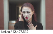 Mime imitates an imaginary talking on mobile phone. Стоковое видео, видеограф EStarodubov / Фотобанк Лори