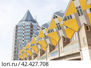 Кубические дома в Роттердаме по проекту архитектора Пита Блома. Стоковое фото, фотограф Станислав Кноп / Фотобанк Лори