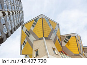 Кубические дома в Роттердаме по проекту архитектора Пита Блома. Стоковое фото, фотограф Станислав Кноп / Фотобанк Лори