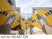 Кубические дома в Роттердаме по проекту архитектора Пита Блома. Стоковое фото, фотограф Станислав Кноп / Фотобанк Лори