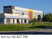 Автостанция города Валдая, Новгородская область, Россия. Вид на здание автовокзала в небольшом провинциальном городе. Транспортная инфраструктура в регионах России. На дальнем плане здание больницы. Редакционное фото, фотограф Андрей Степанов / Фотобанк Лори