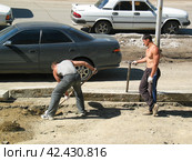 Два землекопа. Two diggers. (2004 год). Редакционное фото, фотограф Зимбачевский Виктор / Фотобанк Лори