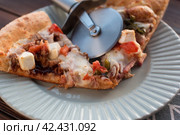 Slices of pizza with cheese with bell pepper and meat on a plate. Стоковое фото, фотограф Светлана Высокос / Фотобанк Лори