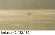 Tourists row on a boat across Phewa lake, Pokhara, Nepal (2015 год). Стоковое фото, фотограф VittoriaChe / Фотобанк Лори