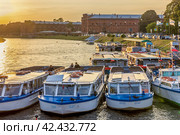 Стоянка прогулочных катеров у Заячьего острова в Санкт-Петербурге (2023 год). Редакционное фото, фотограф Юрий Шурчков / Фотобанк Лори