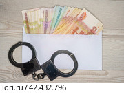 Наручники на фоне российских денег. Стоковое фото, фотограф Руслан Лесков / Фотобанк Лори