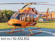 Вертолет Bell 407 GXP Helidrive приземлился в парке Санкт-Петербурга (2023 год). Редакционное фото, фотограф Юрий Шурчков / Фотобанк Лори