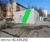 Велопаркинг. 9-я Парковая улица. Район Измайлово. Город Москва (2024 год). Редакционное фото, фотограф lana1501 / Фотобанк Лори