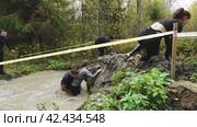 Overcome obstacle courses in water and mud. (2021 год). Редакционное видео, видеограф Андрей Шалари / Фотобанк Лори