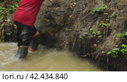 Overcome obstacle courses in water and mud. Стоковое видео, видеограф Андрей Шалари / Фотобанк Лори