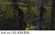 Overcome obstacle courses in water and mud. (2021 год). Редакционное видео, видеограф Андрей Шалари / Фотобанк Лори