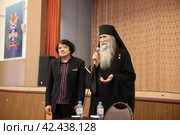 Монах Киприан (Валерий Бурков) и поэт Александр Карпенко на встрече с участниками СВО в Центральном военно-морском клиническом госпитале Купавны (2024 год). Редакционное фото, фотограф Дмитрий Неумоин / Фотобанк Лори