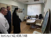 Монах Киприан рассматривает картину Балашихинского художника Владимира Полтавского в центральном военно-морском клиническом госпитале Купавны (2024 год). Редакционное фото, фотограф Дмитрий Неумоин / Фотобанк Лори