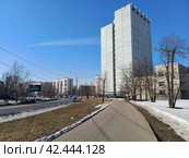 Пятнадцатиэтажное панельное административное здание, построенное в 1983 году. Бизнес-центр «На Уральской». Уральская улица, 21. Район Гольяново. Город Москва (2024 год). Редакционное фото, фотограф lana1501 / Фотобанк Лори