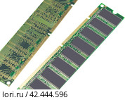 Компьютерные модули оперативной памяти на белом фоне. Computer RAM module on white background. Стоковое фото, фотограф Татьяна Д / Фотобанк Лори
