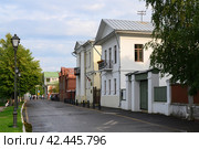 A street with two-storey brick houses of the 19th century in the town of Ples. The inscription on the memorial plaque: 'Gromov's House' (2023 год). Стоковое фото, фотограф Сергей Фролов / Фотобанк Лори