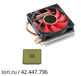 Вентилятор охлаждения процессора компьютера на белом фоне. CPU cooler with cooling radiator on a white background. Стоковое фото, фотограф Татьяна Д / Фотобанк Лори