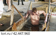 Окунание в воду на Крещение. Dipping into the water on Epiphany. Russia, Omsk (2018 год). Редакционное видео, видеограф EStarodubov / Фотобанк Лори