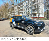 Автомобиль каршеринга "Яндекс. Драйв". Байкальская улица. Район Гольяново. Город Москва. Россия (2023 год). Редакционное фото, фотограф lana1501 / Фотобанк Лори