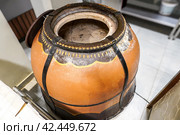 Large tandoor oven for making traditional asian flat bread. Стоковое фото, фотограф FotograFF / Фотобанк Лори