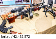 Russian Kalashnikov machine guns (2023 год). Редакционное фото, фотограф FotograFF / Фотобанк Лори
